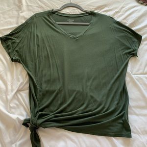 Side slit V-neck tee, size L